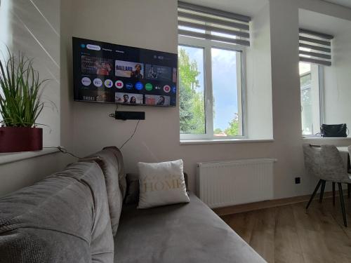 un soggiorno con divano e TV a schermo piatto di Senamiesčio apartamentai a Klaipėda