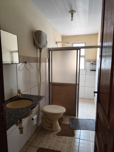 a bathroom with a toilet and a sink at Casarão Mosqueiro Castle in Belém