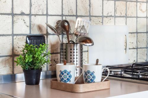 Una cocina o zona de cocina en Din Don House