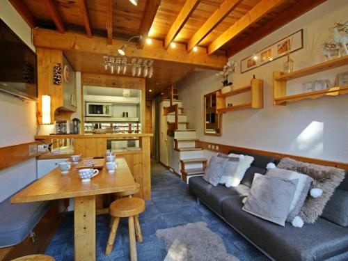 un salon avec un canapé et une table dans l'établissement Duplex Calme et Confortable aux Arcs 1800 avec Balcon, Proche Navettes et Parkings - FR-1-346-337, à Arc 1800