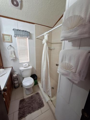 Ένα μπάνιο στο 6 &14 Equipped Beach House Seaside Hotel