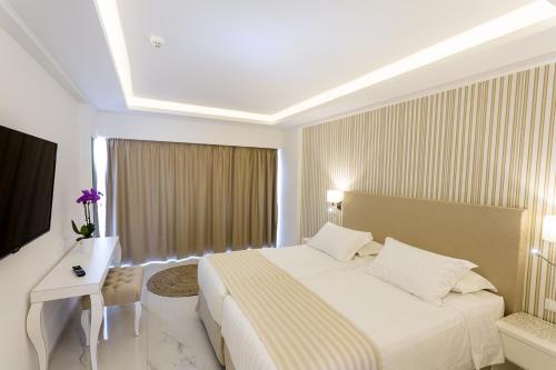 Una cama o camas en una habitación de Ibiscus Hotel