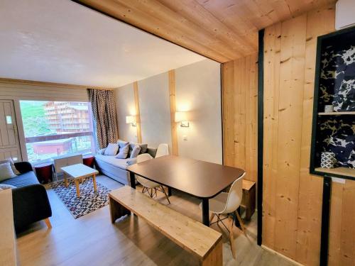 un salon avec une table et un canapé dans l'établissement Appartement Rénové · Balcons Sud · 8 Pers. · Pied des Pistes - FR-1-346-519, à Arc 2000