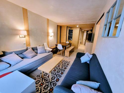 un salon avec un canapé et une table dans l'établissement Appartement Rénové · Balcons Sud · 8 Pers. · Pied des Pistes - FR-1-346-519, à Arc 2000