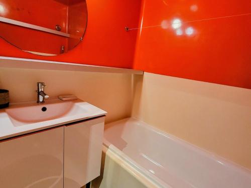une salle de bain avec un lavabo et une baignoire dans l'établissement Appartement Rénové · Balcons Sud · 8 Pers. · Pied des Pistes - FR-1-346-519, à Arc 2000