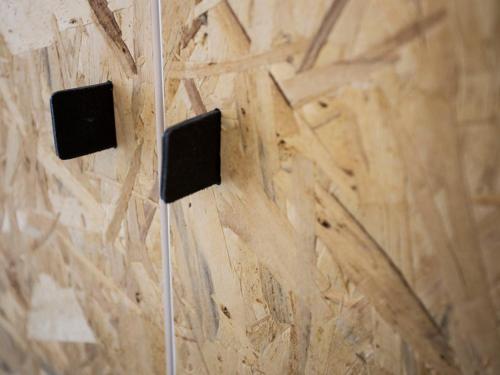 Cette chambre est dotée d'un mur avec un haut-parleur. dans l'établissement Studio rénové proche centre, balcon, 5 pers, WIFI - FR-1-346-365, à Arc 2000