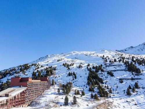 un hôtel au sommet d'une montagne enneigée dans l'établissement Studio rénové proche centre, balcon, 5 pers, WIFI - FR-1-346-365, à Arc 2000