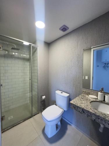 a bathroom with a toilet and a shower and a sink at Apartamento en Luque cerca de Asunción 110 in Luque