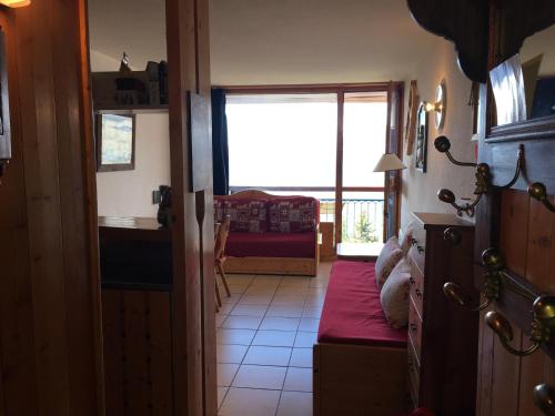 Cette chambre offre une vue sur une chambre dotée d'une fenêtre. dans l'établissement Appartement lumineux Centre Station avec Balcon et Parking - FR-1-346-523, à Arc 1800
