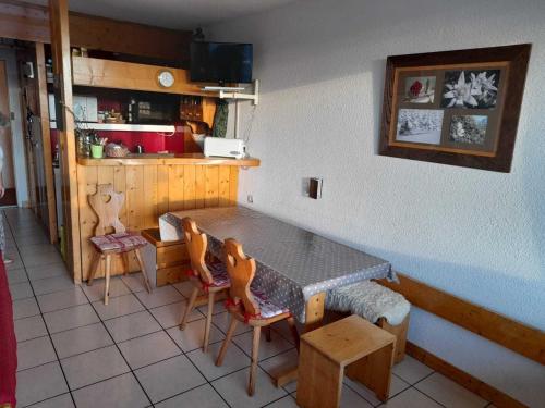 une salle à manger avec une table et des chaises et une cuisine dans l'établissement Appartement lumineux Centre Station avec Balcon et Parking - FR-1-346-523, à Arc 1800