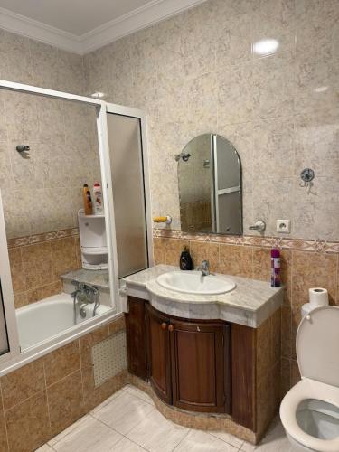 タンジェにあるBeachfront Apartment Tangerの洗面台、浴槽、トイレを備えたバスルーム