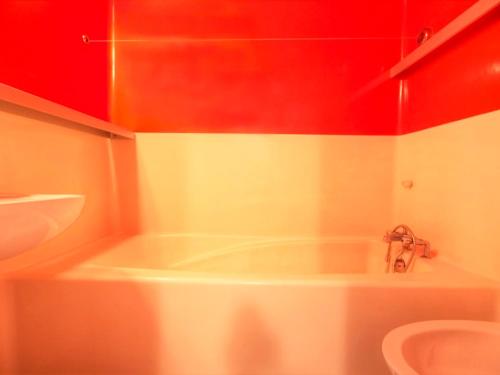 une salle de bain avec baignoire et toilettes dans l'établissement Appartement 2 Pièces pour 6 personnes avec Balcon, Wifi Gratuit, au Pied des Pistes - FR-1-346-541, à Arc 1800