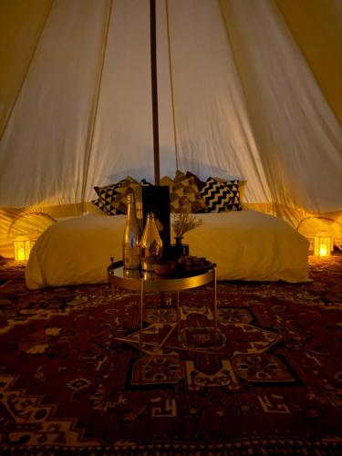 A bed or beds in a room at Mobile luxury camping