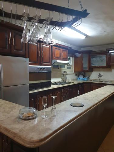 una cocina con 2 copas de vino en una barra en Elread dreem, en Alejandría