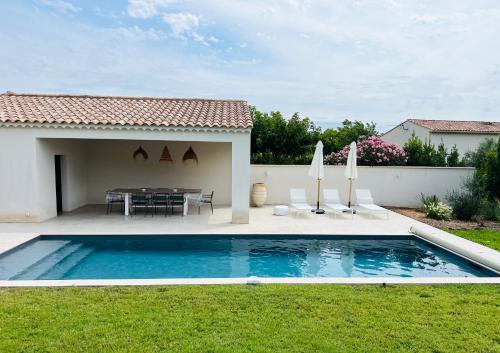 une villa avec piscine dans une cour dans l'établissement la maison Sapanomar, à Beaumes-de-Venise