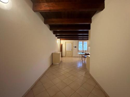 a hallway with a dining room and a table at Le due torri in Lecce neʼ Marsi