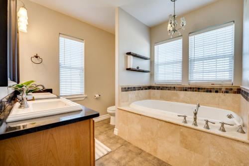 Phòng tắm tại Backyard Oasis with Outdoor Kitchen! Moses Lake Home