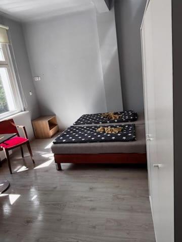 a bedroom with a bed in the corner of a room at przy Promenadzie in Świnoujście