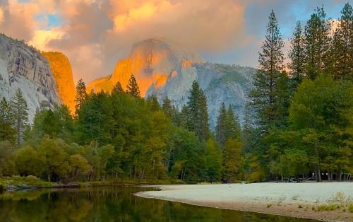 vista su una montagna con alberi e un lago di Yosemite Mountain Retreat a Oakhurst