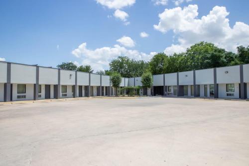 an empty parking lot in front of a building at Nogalitos Motel in San Antonio
