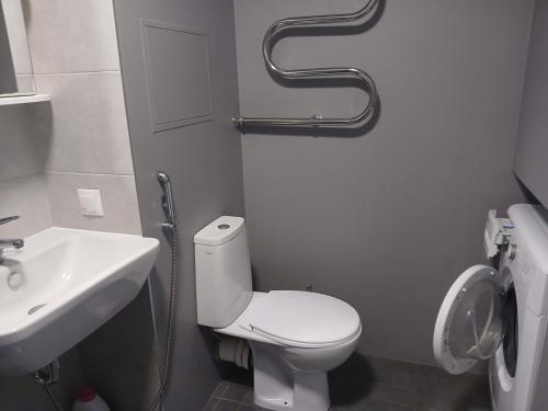 ユフヴィにあるNarva mnt 28の白いトイレと洗面台のあるバスルーム