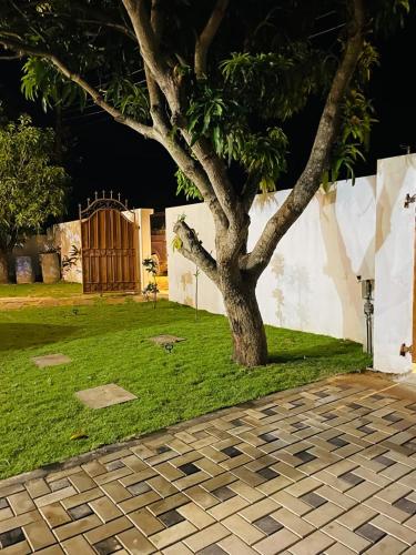 Κήπος έξω από το Riya Villa Arugambay