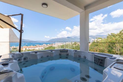 una piscina en una casa con vistas en Villa Aquilla, en Tivat