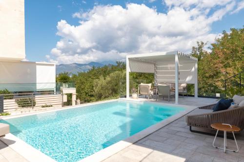 una piscina en el tejado de una casa en Villa Aquilla, en Tivat