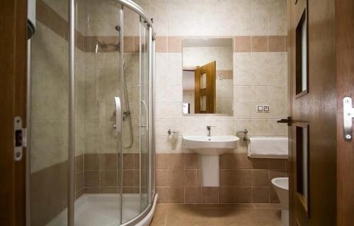 un bagno con doccia, lavandino e WC di APTOS SOLAINA O PINDO a O Pindo