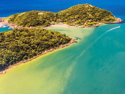 an aerial view of an island in the ocean at Hotel Heinz in Palhoça