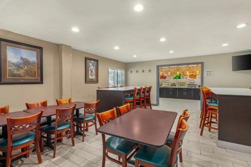 TV a/nebo společenská místnost v ubytování Quality Inn & Suites Plano East - Richardson