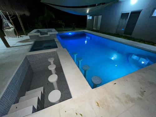 a large swimming pool at night with at Villa Almendro - 4 habitaciones in Iztapa