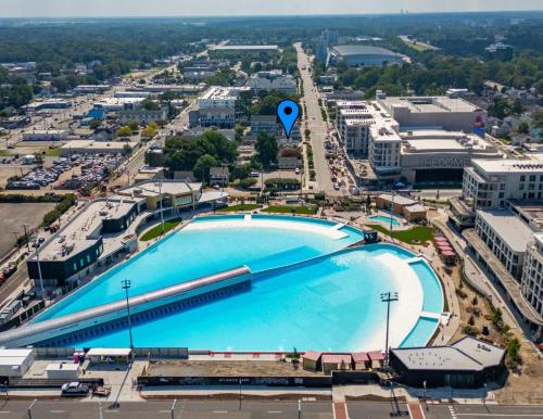an overhead view of a large swimming pool in a city at Ocean Lofts in the Vibe #2 - 5 min walk to beach in Virginia Beach
