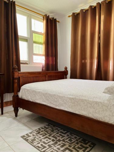 una camera da letto con un letto e una finestra di Midway Cottage a Scotts Head Village