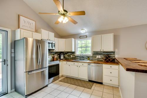 Dapur atau dapur kecil di Dock and Hot Tub at Fair Play Hideaway!