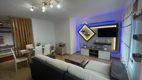 a living room with a couch and a dining room at Suite privada a 20 min de Lisboa in Montijo