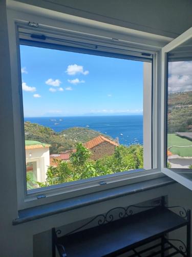 una ventana con vistas al océano en Rosa House, en Termini