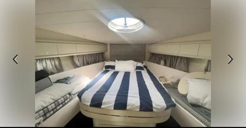 コゴランにあるLocation bateau à quai LES MAMOURSの小さなお部屋で、ボートの後方にベッドが備わります。