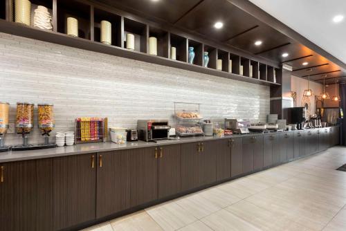 Příslušenství pro přípravu čaje a kávy v ubytování Best Western Premier Executive Residency Medicine Hat