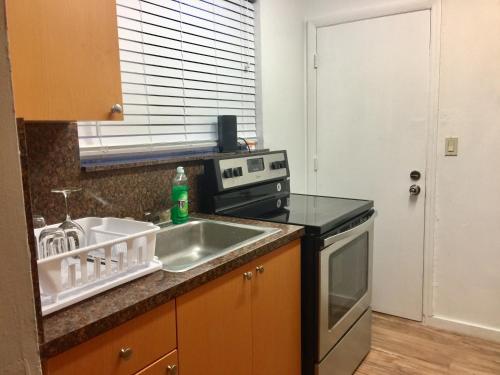 Dapur atau dapur kecil di Miami 1BR Apt Close to Airport & Downtown