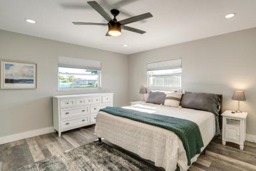 Katil atau katil-katil dalam bilik di Canal-Front Home with Dock and Patio in North Port