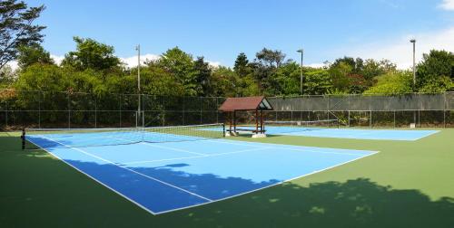 a tennis court with a gazebo on it at Hotel Bougainvillea San José in Santo Domingo