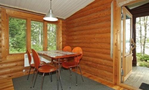ein Esszimmer mit Tisch und Stühlen in der Unterkunft Seitsemisen kansallispuisto Aurejärvi Parkano in Parkano