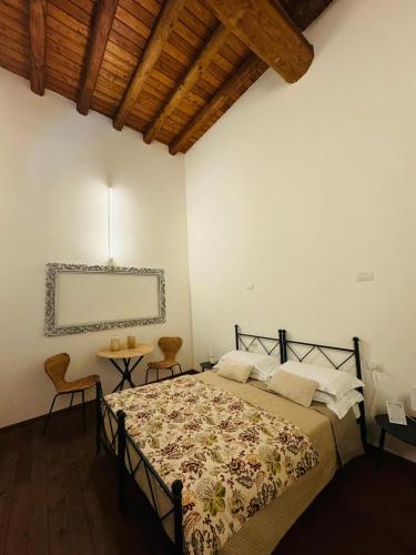a bedroom with a bed and a table with chairs at Agriturismo Cascina Mirandola in Como