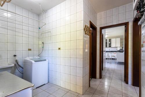 Un baño con lavabo e inodoro en una habitación. en Delicious House in a High-Standard Gated Community, en Salto