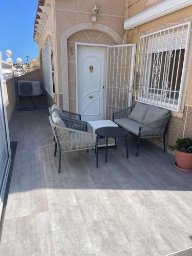 CASA CLARO maison familiale 4 chambres tout confort, jacuzzi privé, piscine commune, quartier résidentiel Los Balcones