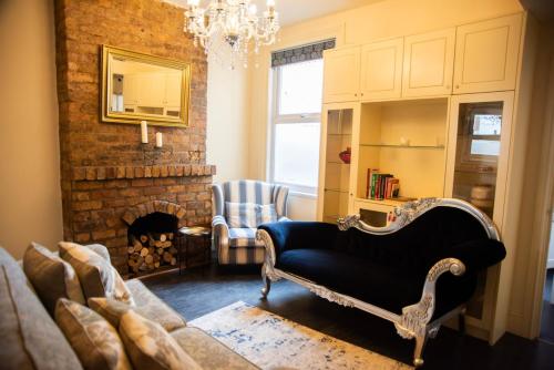 un soggiorno con divano e camino di Seaside Sanctuary in Cleethorpes, Wild Heart House a Cleethorpes
