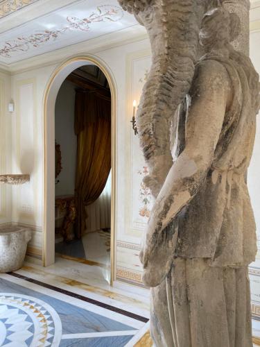 a statue of a woman standing in a room at Residenza Rinascimento 
