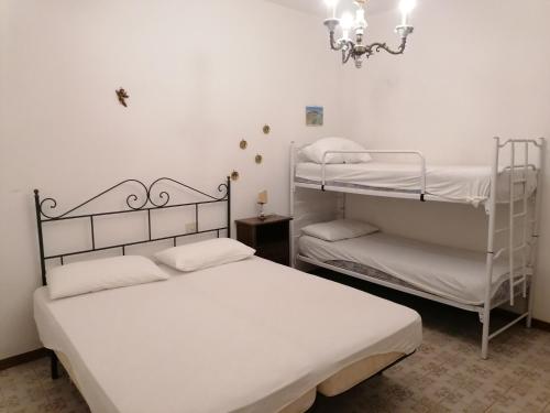 Katil atau katil-katil dalam bilik di La Casa delle Ginestre a Montalto Marina