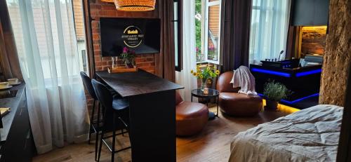 a bedroom with a bed and a desk in a room at Apartament Przy Murach in Toruń
